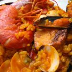Descubre el delicioso sabor del arroz y marisco murciano en un solo plato