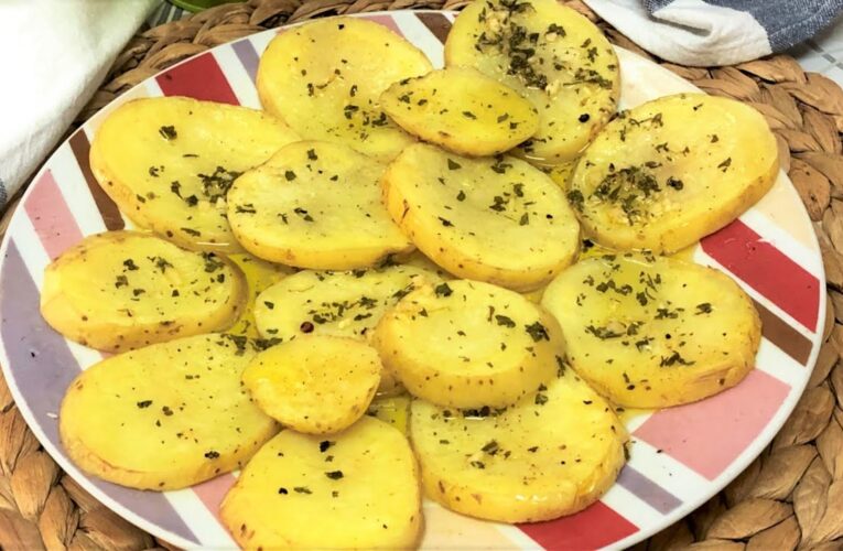 Patatas asadas en microondas: rápidas y deliciosas con ajo y perejil
